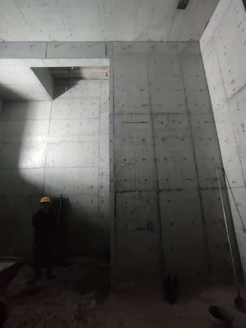 合江墙上开槽钢筋断了有影响吗